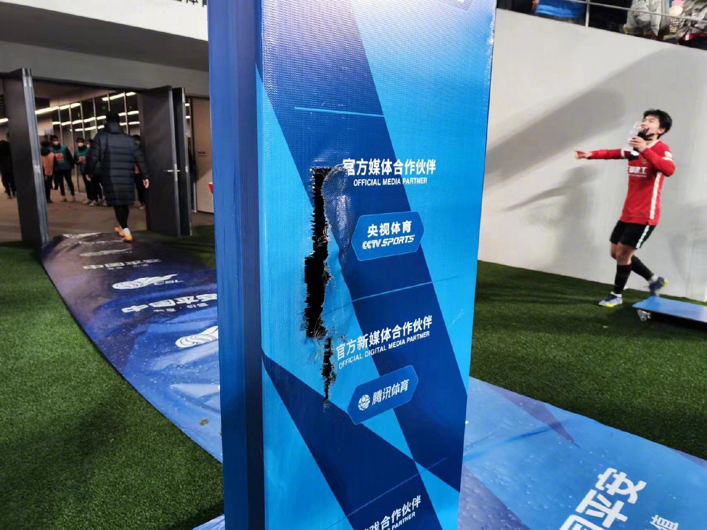 于是，梅玉珍接通电话，语气便很不友善的质问道：这么早给我打电话干嘛？不知道我这边是大清早吗？大儿媳哭着说道：妈……咱家出大事儿了……大勇、二勇还有爸，都被警察给抓走了。